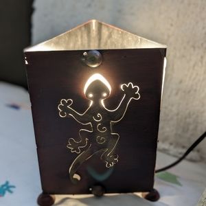 Triangular metal cut-out gecko lamp